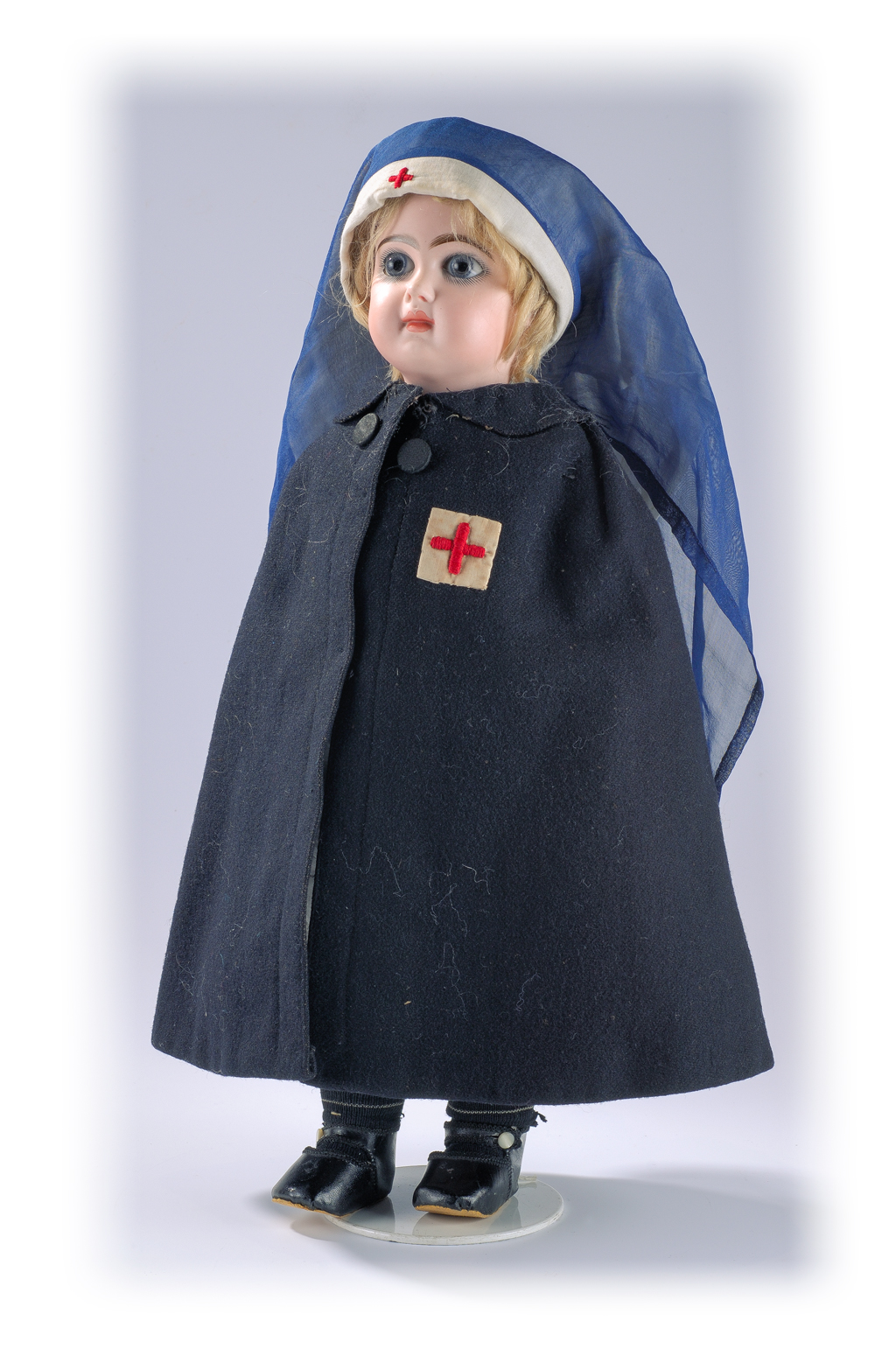 Poupée habillée en infirmière, 1899 (poupée), 1914 (costume), Collection Musée du Jouet de Poissy, MJ.83.17.1